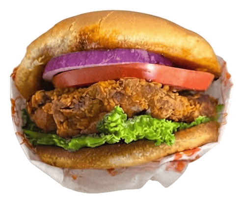 Chicken sandwich Tender Love recién preparado, crujiente, con lechuga, jitomate y cebolla morada